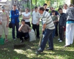 Sadzenie drzewa 02.JPG